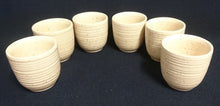 Lade das Bild in den Galerie-Viewer, 2er Set EIERBECHER - Keramik / Steingut, Waagerechtes Linien Gestreiftes Relief Motiv Dekor