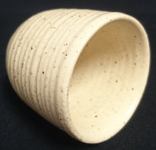 Lade das Bild in den Galerie-Viewer, 2er Set EIERBECHER - Keramik / Steingut, Waagerechtes Linien Gestreiftes Relief Motiv Dekor