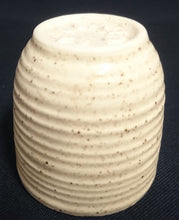 Lade das Bild in den Galerie-Viewer, 2er Set EIERBECHER - Keramik / Steingut, Waagerechtes Linien Gestreiftes Relief Motiv Dekor