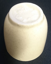Lade das Bild in den Galerie-Viewer, EIERBECHER - Keramik / Steingut, Punkte Tupfen Meliertes Motiv Dekor