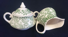 Lade das Bild in den Galerie-Viewer, 3er Set MILCHKÄNNCHEN & ZUCKERDOSE MIT DECKEL "Indian Tree" (Limited) - Keramik / Steingut, Staffordshire Abstrakt Blatt Blätter Pflanzen Pfeil Motiv Dekor, Hand graviert (Hand Engraved)