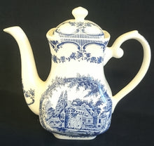 Lade das Bild in den Galerie-Viewer, KAFFEEKANNE MIT DECKEL (Limited) - Keramik / Steingut, Staffordshire Flora Baum Bäume Haus Häuser Treppe Motiv Dekor, Hand graviert (Hand Engraved)