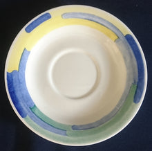 Lade das Bild in den Galerie-Viewer, UNTERTASSE - Keramik / Steingut, Regenbogen Farben Balken Dekor Rand