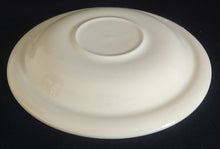 Lade das Bild in den Galerie-Viewer, UNTERTASSE - Keramik / Steingut, Regenbogen Farben Balken Dekor Rand