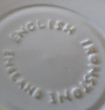 Lade das Bild in den Galerie-Viewer, 2er Set UNTERTASSEN - Keramik / Steingut, Landschaft Berg Burg Flora Blatt Blätter Baum Bäume Motiv Dekor