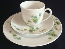 Lade das Bild in den Galerie-Viewer, UNTERTASSE - Porzellan, Flora Blatt Blätter Ranken Efeu Motiv Dekor (BC)