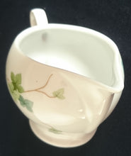 Lade das Bild in den Galerie-Viewer, MILCHKÄNNCHEN - Porzellan, Flora Blatt Blätter Ranken Efeu Motiv Dekor (BC)