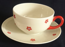 Lade das Bild in den Galerie-Viewer, UNTERTASSE - Porzellan, Flora Blumenblüten Relief Motiv Dekor