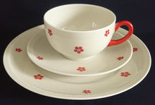 Lade das Bild in den Galerie-Viewer, UNTERTASSE - Porzellan, Flora Blumenblüten Relief Motiv Dekor