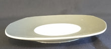 Lade das Bild in den Galerie-Viewer, UNTERTASSE "Products of Life" - Porzellan, Sehr Breiter farblicher Dekor Rand Motiv