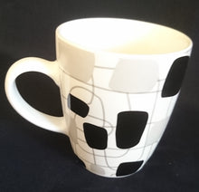 Lade das Bild in den Galerie-Viewer, KAFFEETASSE - Porzellan, Abstrakt Flecken Zeichen Karo Symbole Linien Striche Motiv Dekor