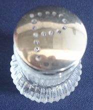 Lade das Bild in den Galerie-Viewer, PFEFFERSTREUER - Hartglas & Metall, Senkrechte Linien Streifen Relief P-Form Streulöcher (nBC)