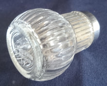 Lade das Bild in den Galerie-Viewer, PFEFFERSTREUER - Hartglas & Metall, Senkrechte Linien Streifen Relief P-Form Streulöcher (nBC)