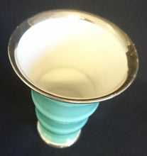 Lade das Bild in den Galerie-Viewer, ART DECO BLUMENVASE - Porzellan, (Grün) Gewölbtes Relief Platin Motiv Dekor Rand, Sehr Alt