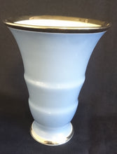 Lade das Bild in den Galerie-Viewer, ART DECO BLUMENVASE - Porzellan, (Blau) Gewölbtes Relief Platin Motiv Dekor Rand, Sehr Alt (Kopie)