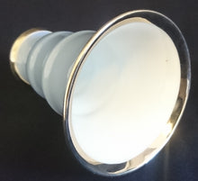 Lade das Bild in den Galerie-Viewer, ART DECO BLUMENVASE - Porzellan, (Blau) Gewölbtes Relief Platin Motiv Dekor Rand, Sehr Alt (Kopie)