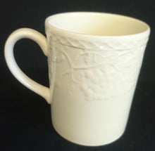 Lade das Bild in den Galerie-Viewer, 2er Set KAFFEETASSEN - Keramik / Steingut, Flora Obst Weintrauben Birnen Blatt Blüten Abstrakt Rand Relief Motiv Dekor