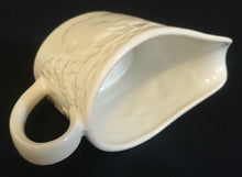 Lade das Bild in den Galerie-Viewer, MILCHKÄNNCHEN - Keramik / Steingut, Flora Obst Weintrauben Birnen Blatt Blüten Abstrakt Rand Relief Motiv Dekor