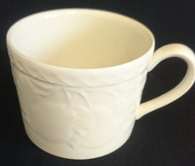 Lade das Bild in den Galerie-Viewer, 2er Set TEETASSEN - Keramik / Steingut, Flora Obst Weintrauben Birnen Blatt Blüten Abstrakt Rand Relief Motiv Dekor