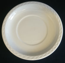 Lade das Bild in den Galerie-Viewer, 2er Set UNTERTASSEN - Keramik / Steingut, Abstrakt Kreuze Linien Rand Relief Motiv Dekor