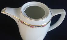 Lade das Bild in den Galerie-Viewer, KAFFEEKANNE MIT DECKEL - Porzellan, Goldrand Rosenblüten Bouquet Punkte Kreise Motiv Dekor