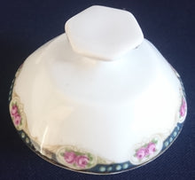 Lade das Bild in den Galerie-Viewer, KAFFEEKANNE MIT DECKEL - Porzellan, Goldrand Rosenblüten Bouquet Punkte Kreise Motiv Dekor