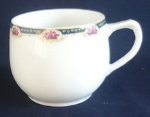 Lade das Bild in den Galerie-Viewer, KAFFEETASSE - Porzellan, Goldrand Rosenblüten Bouquet Punkte Kreise Motiv Dekor