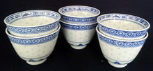 Lade das Bild in den Galerie-Viewer, 2er Set SAKEBECHER - Porzellan, Blatt Blätter Striche Linien Pluszeichen Punkte Tupfen Relief Dekor