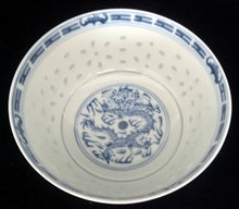 Lade das Bild in den Galerie-Viewer, DESSERTSCHALE - Porzellan, Blatt Blätter Striche Linien Pluszeichen Punkte Tupfen Relief Dekor