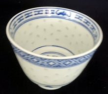 Lade das Bild in den Galerie-Viewer, 2er Set SAKEBECHER - Porzellan, Blatt Blätter Striche Linien Pluszeichen Punkte Tupfen Relief Dekor