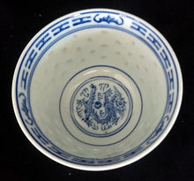 Lade das Bild in den Galerie-Viewer, 2er Set SAKEBECHER - Porzellan, Blatt Blätter Striche Linien Pluszeichen Punkte Tupfen Relief Dekor