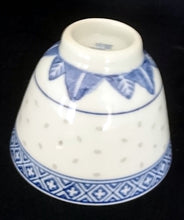 Lade das Bild in den Galerie-Viewer, 2er Set SAKEBECHER - Porzellan, Blatt Blätter Striche Linien Pluszeichen Punkte Tupfen Relief Dekor