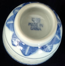 Lade das Bild in den Galerie-Viewer, 6er Set SAKEBECHER - Porzellan, Blatt Blätter Striche Linien Pluszeichen Punkte Tupfen Relief Dekor