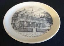 Lade das Bild in den Galerie-Viewer, SAMMELTELLERCHEN UNTERSETZER - Porzellan, Die Alte Börse in Hamburg um 1827 Motiv Aufschrift Dekor