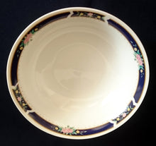 Lade das Bild in den Galerie-Viewer, BEILAGENSCHALE - Porzellan, Flora Rosenstrauß Blumenblüten Breiter Rand Dekor Motiv