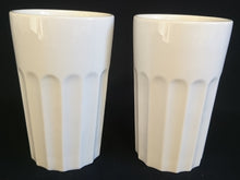 Lade das Bild in den Galerie-Viewer, 2er Set KAFFEE~ GETRÄNKEBECHER - Porzellan, Senkrechte Balken Säulen Linien Relief Motiv Dekor