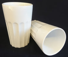 Lade das Bild in den Galerie-Viewer, 2er Set KAFFEE~ GETRÄNKEBECHER - Porzellan, Senkrechte Balken Säulen Linien Relief Motiv Dekor