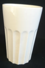Lade das Bild in den Galerie-Viewer, KAFFEE~ GETRÄNKEBECHER - Porzellan, Senkrechte Balken Säulen Linien Relief Motiv Dekor