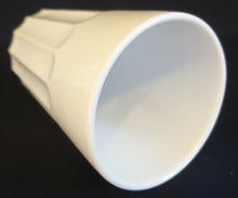 Lade das Bild in den Galerie-Viewer, KAFFEE~ GETRÄNKEBECHER - Porzellan, Senkrechte Balken Säulen Linien Relief Motiv Dekor