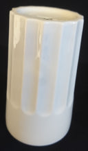 Lade das Bild in den Galerie-Viewer, 2er Set KAFFEE~ GETRÄNKEBECHER - Porzellan, Senkrechte Balken Säulen Linien Relief Motiv Dekor