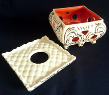 Lade das Bild in den Galerie-Viewer, STÖVCHEN - Porzellan, Abstrakte Geschwungene Wellenartige Linien Relief Motiv Dekor (BC)