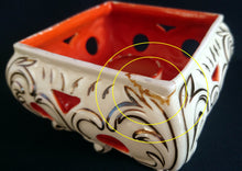 Lade das Bild in den Galerie-Viewer, STÖVCHEN - Porzellan, Abstrakte Geschwungene Wellenartige Linien Relief Motiv Dekor (BC)