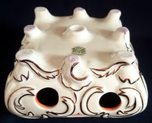 Lade das Bild in den Galerie-Viewer, STÖVCHEN - Porzellan, Abstrakte Geschwungene Wellenartige Linien Relief Motiv Dekor (BC)