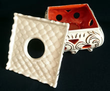 Lade das Bild in den Galerie-Viewer, STÖVCHEN - Porzellan, Abstrakte Geschwungene Wellenartige Linien Relief Motiv Dekor (BC)