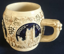 Lade das Bild in den Galerie-Viewer, 2er Set BOWLE~ GETRÄNKEKRÜGE - Keramik / Steingut, Burgen Schloß Schlösser Ruinen Weintrauben Abstrakt Aufschrift Motiv Dekor