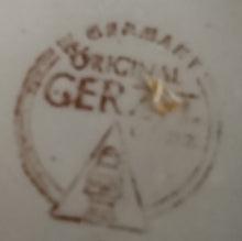 Lade das Bild in den Galerie-Viewer, 2er Set BOWLE~ GETRÄNKEKRÜGE - Keramik / Steingut, Burgen Schloß Schlösser Ruinen Weintrauben Abstrakt Aufschrift Motiv Dekor