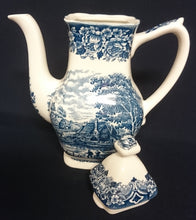Lade das Bild in den Galerie-Viewer, KAFFEEKANNE MIT DECKEL - Keramik / Steingut, Landschaft Haus Bauernhof Flora Natur Abstrakte Symbole Zeichen Motiv Dekor