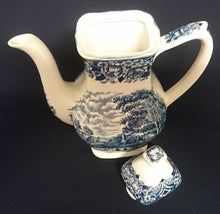 Lade das Bild in den Galerie-Viewer, KAFFEEKANNE MIT DECKEL - Keramik / Steingut, Landschaft Haus Bauernhof Flora Natur Abstrakte Symbole Zeichen Motiv Dekor