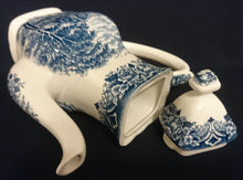 Lade das Bild in den Galerie-Viewer, KAFFEEKANNE MIT DECKEL - Keramik / Steingut, Landschaft Haus Bauernhof Flora Natur Abstrakte Symbole Zeichen Motiv Dekor