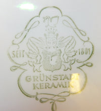 Lade das Bild in den Galerie-Viewer, TORTENPLATTE - Keramik / Steingut, Lilien Blumen Pflanzen Relief Griffe Motiv Dekor